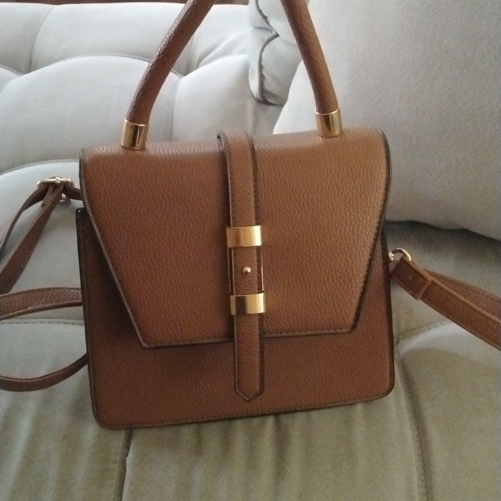 Brow box Mini Purse. Brand is Tjmaxx and it has been used and worn only 2 times.